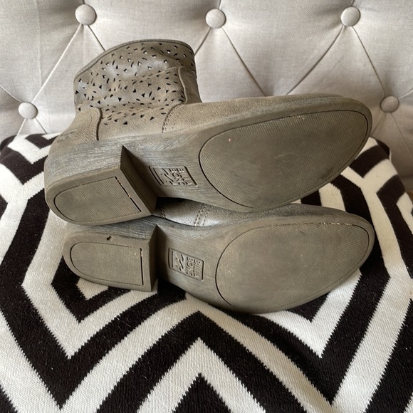 Billabong Booties - Picture 4 of 5